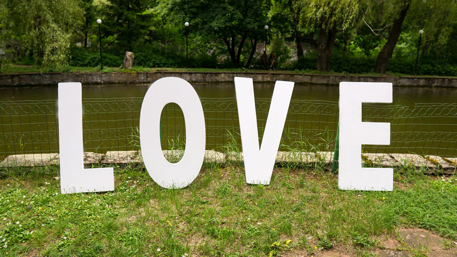 Букви LOVE с височина 1м